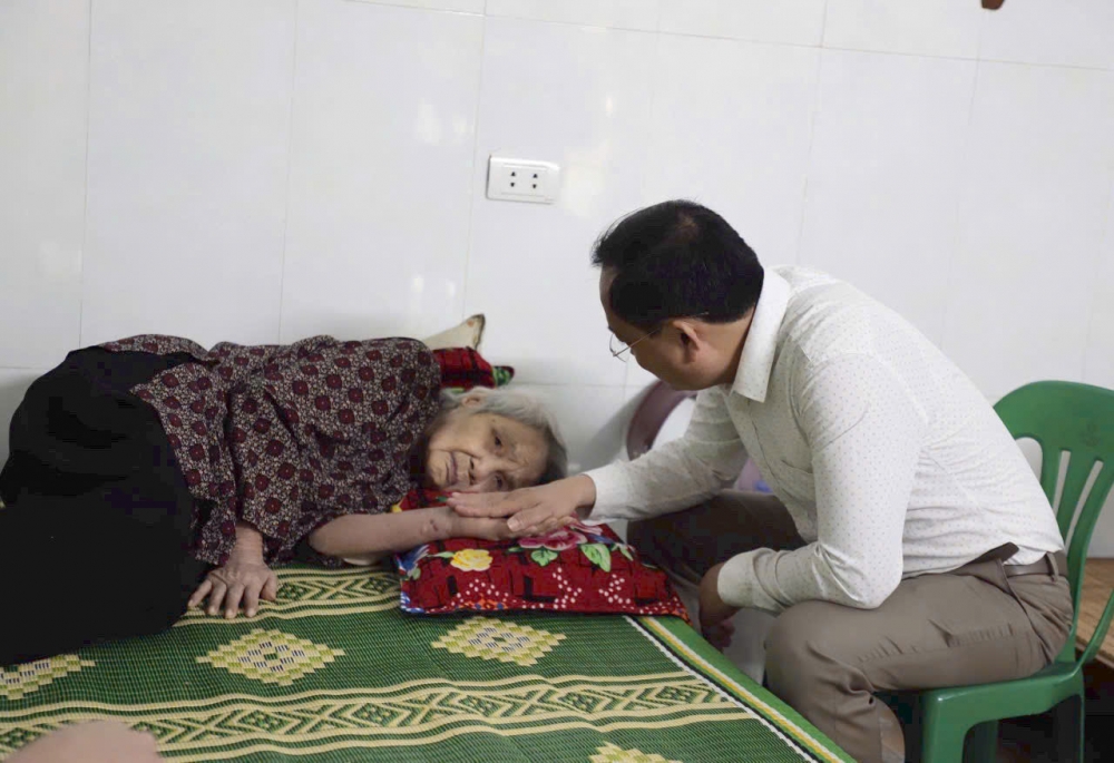 Phó Chủ tịch UBND huyện Thường Tín Bùi Công Thản ân cần thăm hỏi sức khỏe