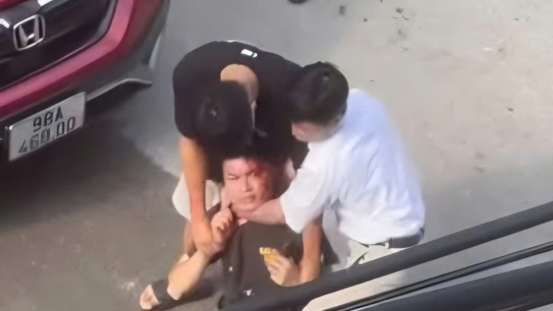 Bắc Giang: Hai cha con đánh người có thể đối mặt án 6 tháng đến 3 năm tù