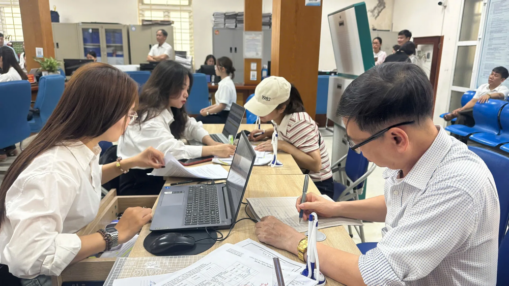 Người dân làm thủ tục hành chính tại Phú Xuyên sáng 20/6