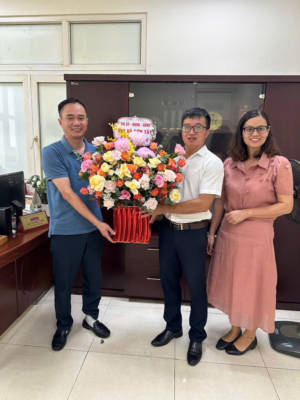 Đại diện thị xã Sơn Tây chúc mừng báo Tuổi trẻ Thủ đô nhân kỷ niệm 100 năm ngày báo chí Cách mạng Việt Nam