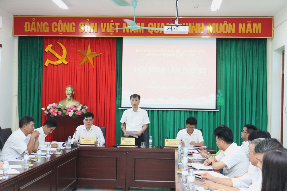 Đồng chí Phạm Tiến Dũng, dự kiến là Bí thư Đảng ủy, Chủ tịch HĐND xã Hồng Vân, phát biểu chỉ đạo Đồng chí Phạm Tiến Dũng, dự kiến là Bí thư Đảng ủy, Chủ tịch HĐND xã Hồng Vân, phát biểu chỉ đạo