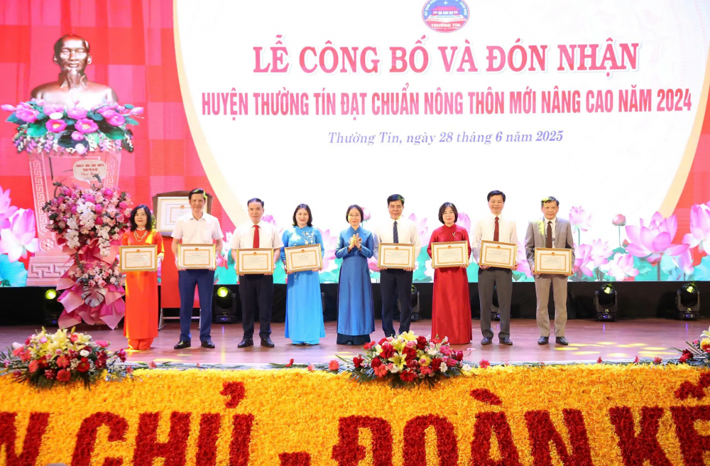 Phó Chủ tịch HĐND TP Phạm Thị Thanh Mai trao khen thưởng của Chủ tịch UBND TP cho các tập thể, cá nhân của huyện Thường Tín.  Ảnh: Viết Thành