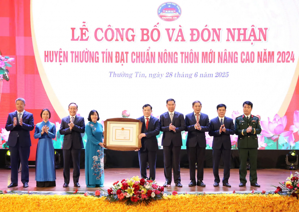 Bí thư Thành ủy Hà Nội Bùi Thị Minh Hoài cùng các đồng chí lãnh đạo TP trao Bằng công nhận đạt chuẩn nông thôn mới nâng cao cho cấp ủy, chính quyền và Nhân dân huyện Thường Tín. Ảnh: Viết Thành