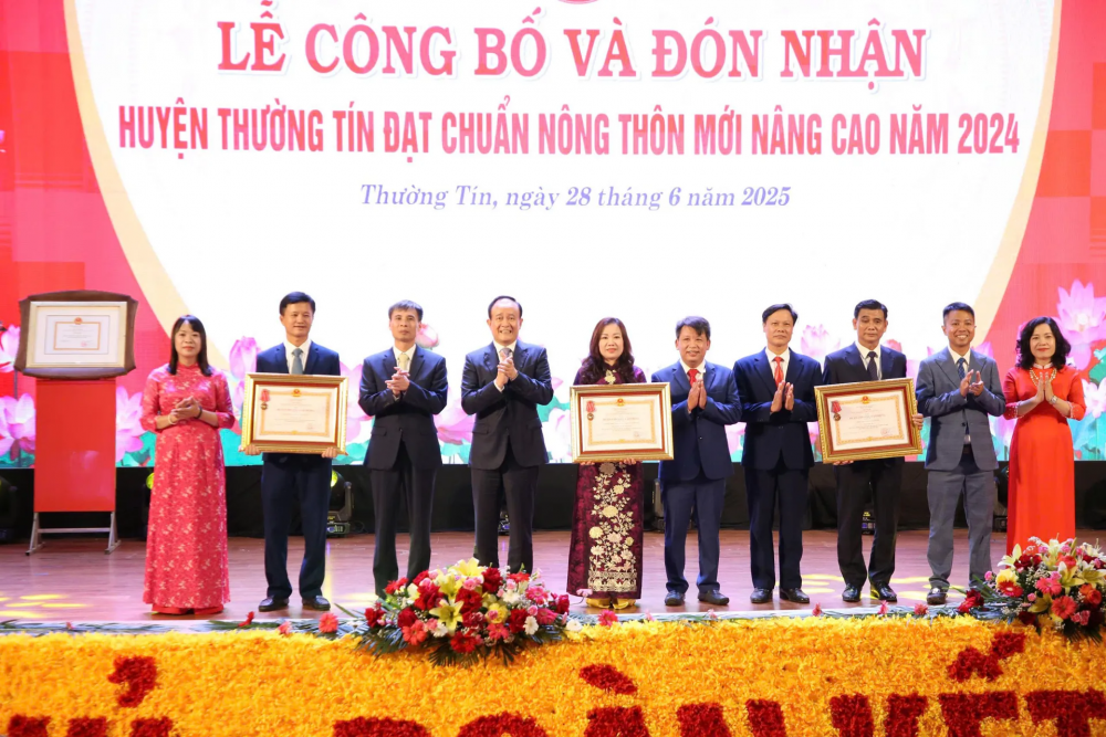 Chủ tịch HĐND TP Nguyễn Ngọc Tuấn trao các Huân chương Lao động của Chủ tịch nước cho các tập thể. Ảnh: Viết Thành