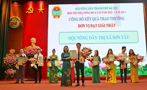 Ban tổ chức trao giải Nhất cho Hội Nông dân thị xã Sơn Tây
