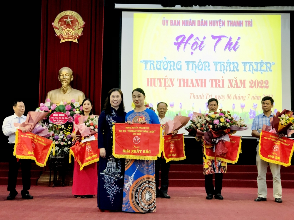 Thí sinh Ngô Hoa Vân - Trưởng thôn Vực, xã Thanh Liệt đạt giải xuất sắc Hội thi