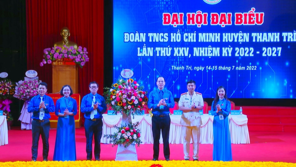 Đồng chí Nguyễn Tiến Hưng – Phó bí thư Thành Đoàn Hà Nội tặng hoa chúc mừng ĐH