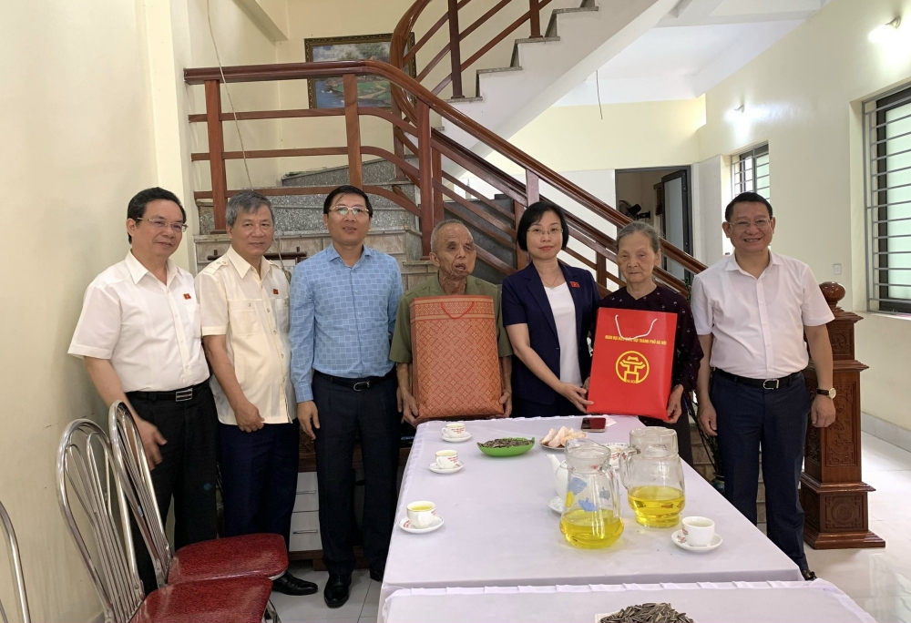 Đoàn thăm, tặng quà gia đình ông Nguyễn Văn Quý – Tổ dân phố số 3, thị trấn Chi Đông