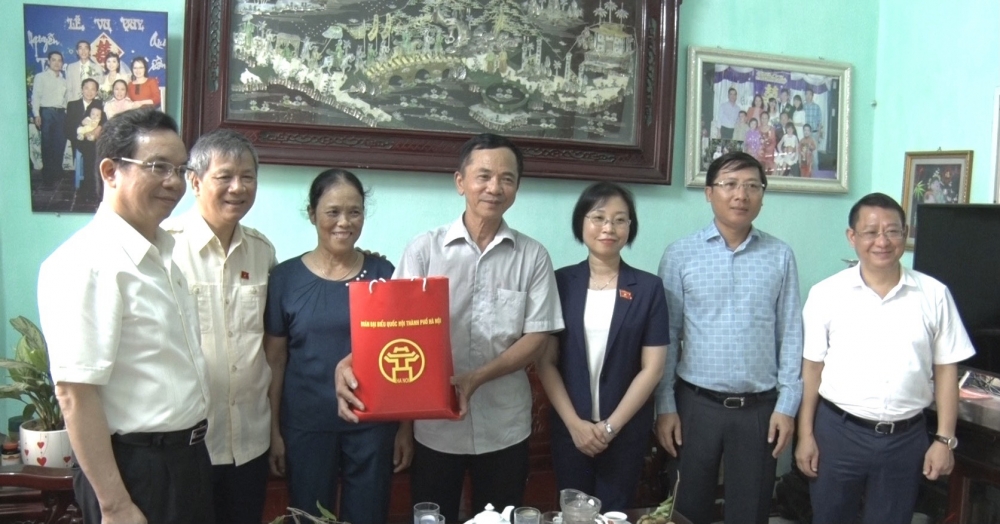 Đoàn thăm, tặng quà ông Nguyễn Văn Trú – Tổ dân phố số 3, thị trấn Chi Đông