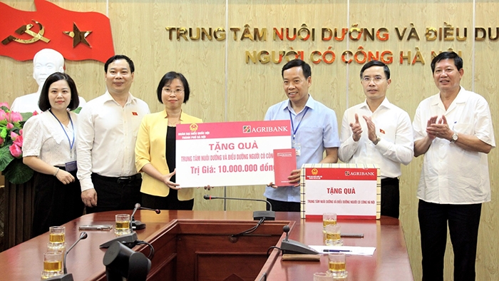 Đoàn đại biểu Quốc hội thành phố Hà Nội thăm tặng quà Trung tâm nuôi dưỡng và Điều dưỡng người có công Hà Nội