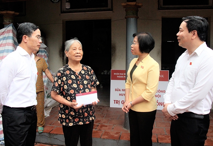 Đoàn đại biểu Quốc hội thành phố Hà Nội thăm hỏi, tặng quà vợ Liệt sỹ Phạm Thị Hà