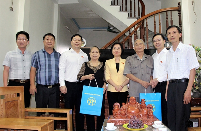 Đoàn đại biểu Quốc hội thành phố Hà Nội thăm, tặng quà nguyên Chủ tịch Hội người mù huyện Thanh Oai Tào Quốc Đinh