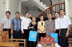 Đoàn ĐBQH TP Hà Nội thăm, tặng quà Mẹ VNAH, thương binh, gia đình chính sách
