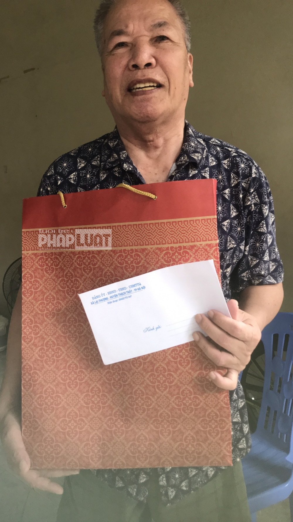 Ông Khuất Duy Phán nhận quà tri ân nhân ngày Thương binh liệt sỹ Việt Nam