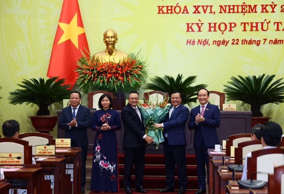 Lãnh đạo Thành ủy Hà Nội tặng hoa chúc mừng tân Phó Bí thư Thành ủy, Chủ tịch UBND TP Trần Sỹ Thanh