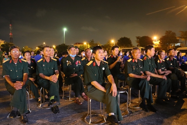 Các cựu binh của huyện Mê Linh thưởng thức chương trình biểu diễn lưu động