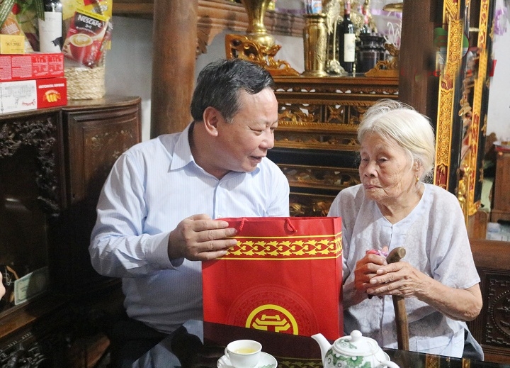 Phó Bí thư Thành ủy Hà Nội thăm tặng quà Mẹ Việt Nam Anh hùng tại huyện Quốc Oai