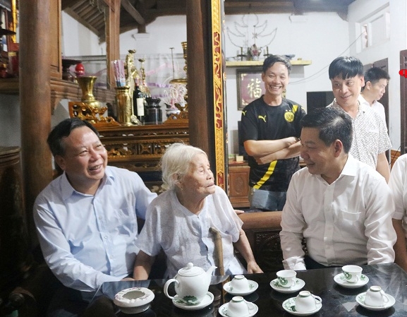 Phó Bí thư Thành ủy Hà Nội thăm tặng quà Mẹ Việt Nam Anh hùng tại huyện Quốc Oai