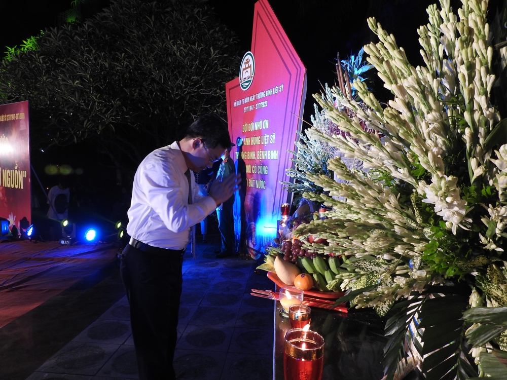 Phó Chủ tịch UBND thành phố Hà Nội Hà Minh Hải dâng hương tưởng niệm các Anh hùng liệt sĩ.