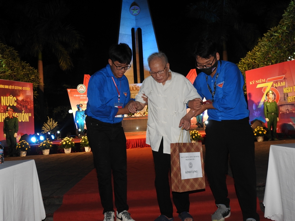 Bóng dáng áo xanh thanh niên trong hoạt động tri ân, tưởng nhớ các anh hùng liệt sỹ tại thị xã Sơn Tây