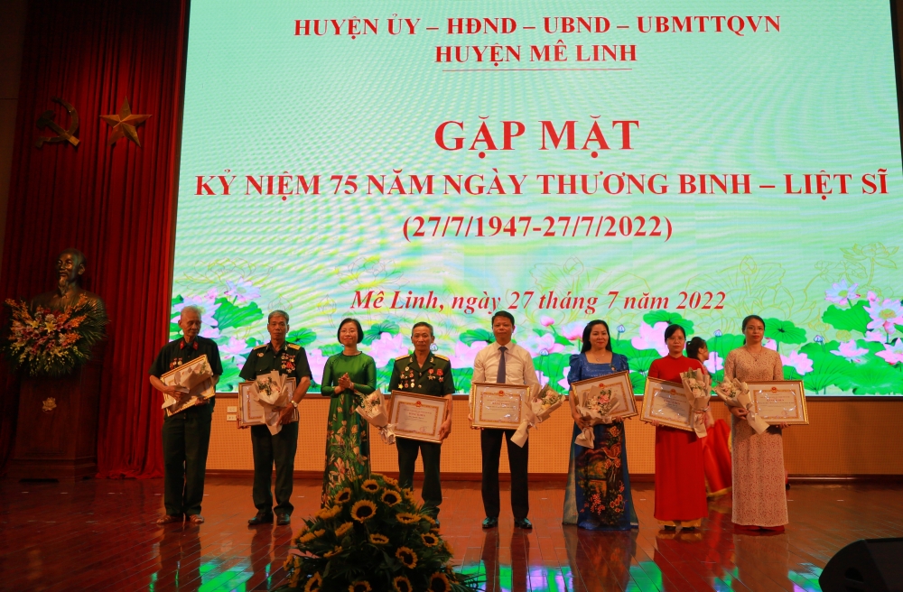 Bạch Thị Liên Hương, TUV, Giám đốc Sở LĐ-TB&XH Thành phố  trao Bằng khen của Bộ LĐ-TB&XH cho các tập thể
