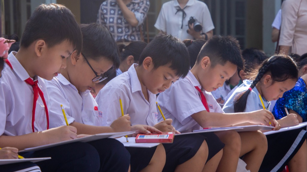 Các em thiếu nhi tham gia vẽ tranh