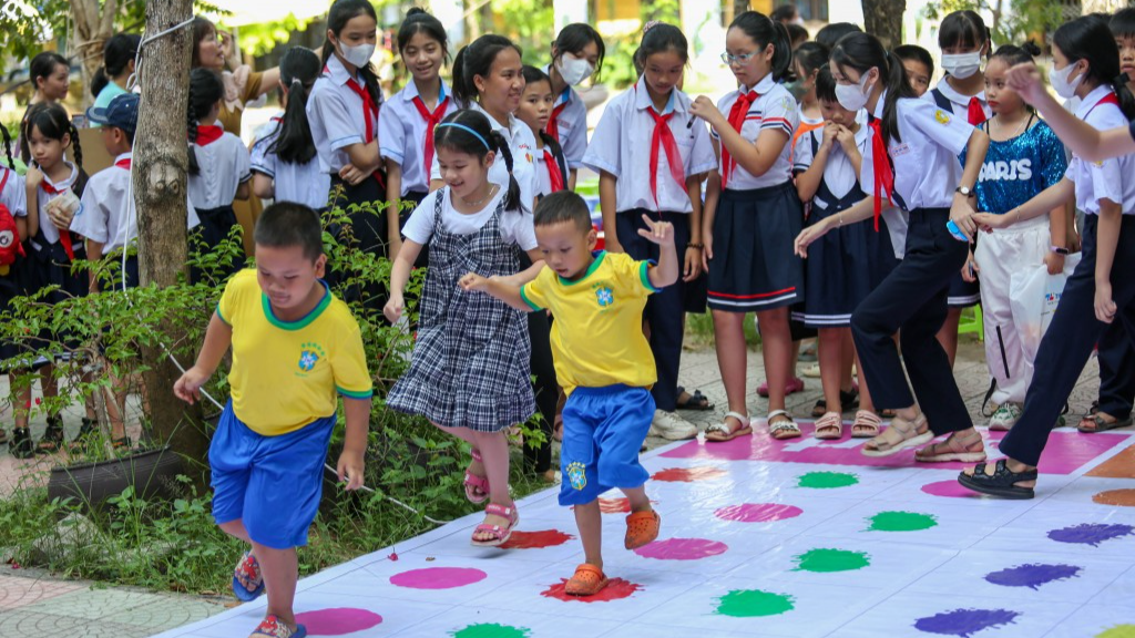 Các em thiếu nhi tham gia trò chơi vận động