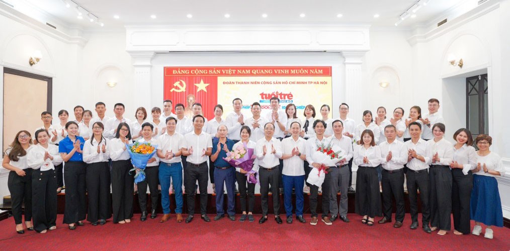 Các đồng chí lãnh đạo Hội Nhà báo thành phố, Thành đoàn Hà Nội cùng cán bộ, đảng viên báo Tuổi trẻ Thủ đô