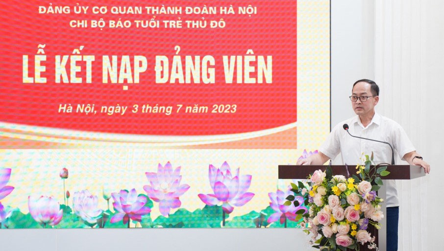Phó Bí thư Đảng ủy Cơ quan Thành đoàn Hà Nội Nguyễn Đức Tuấn phát biểu tại buổi lễ