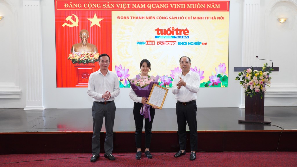 Tổng Biên tập báo Tuổi trẻ Thủ đô Nguyễn Mạnh Hưng và Phó Tổng Biên tập báo Tuổi trẻ Thủ đô Ngô Vương Tuấn trao quyết định và tặng hoa
