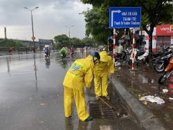 cong nhan tuc truc tai cac diem nong nguoi ha noi binh yen vuot con mua lon