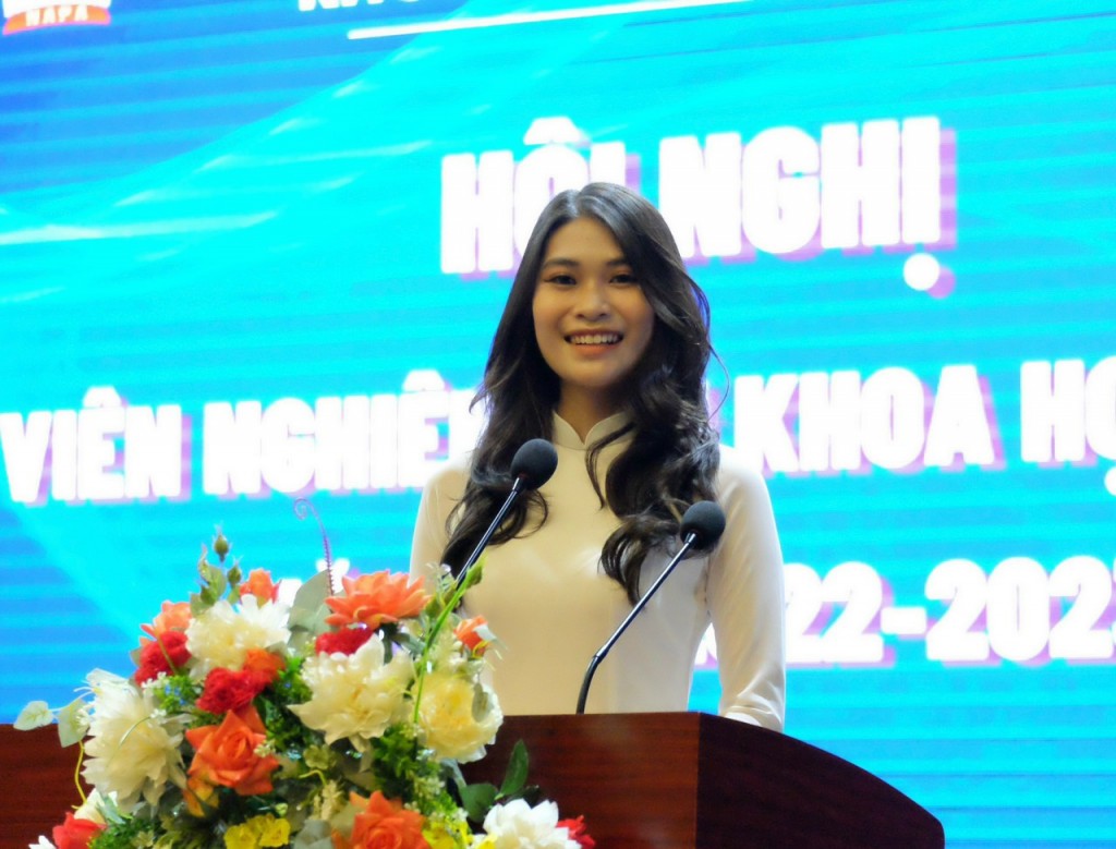 Sinh viên Nguyễn Phương Anh phát biểu tại Hội nghị sinh viên nghiên cứu khoa học sinh viên Học viện Hành chính Quốc gia năm học 2022 - 2023