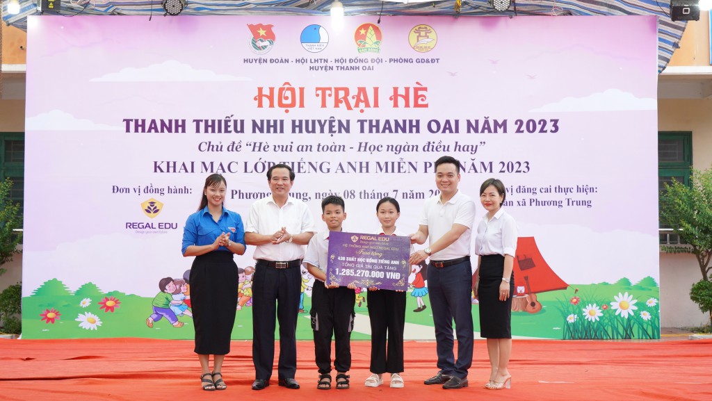 Công ty Regal Edu trao tặng tới thiếu nhi huyện Thanh Oai 430 suất học bổng