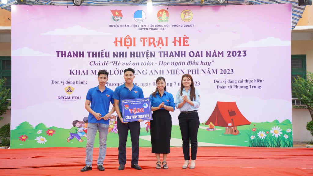 Đồng chí Phạm Ngọc Trâm cùng đồng chí Nguyễn thị Minh Nguyện tặng công trình thanh niên