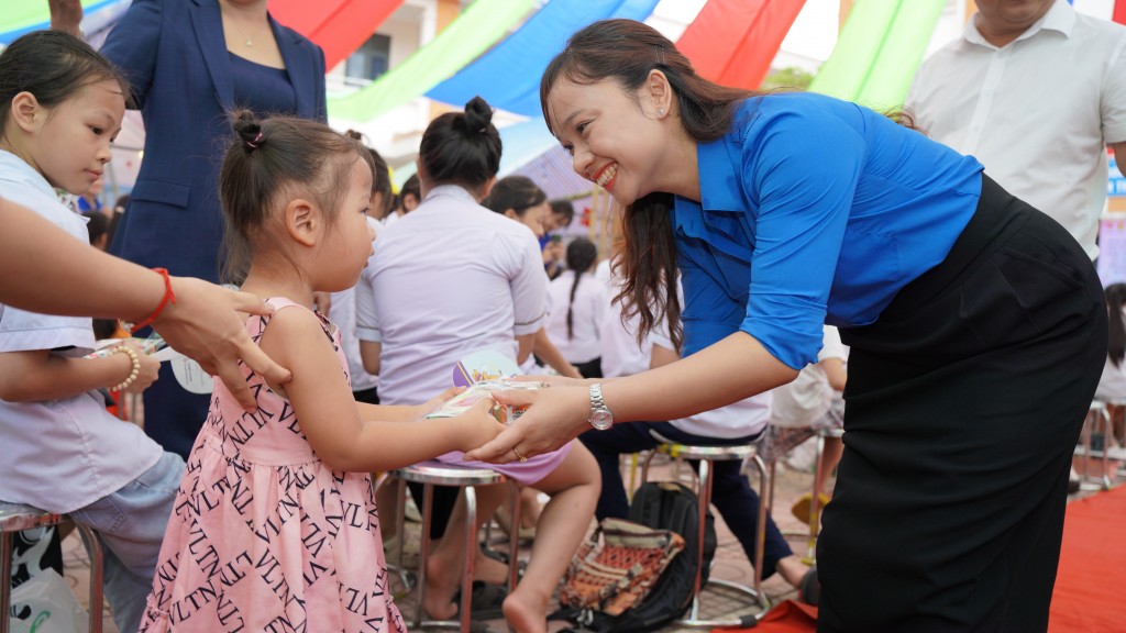 Đồng chí Nguyễn Thị Minh Nguyện - Bí thư Huyện đoàn Thanh Oai cùng các đại biểu gửi những món quà nhỏ tới các em thiếu nhj