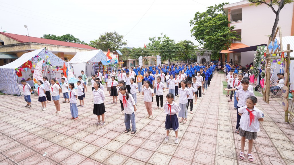 Màn đồng diễn được thể hiện bởi các em thiếu nhi và thanh niên huyện Thanh Oai