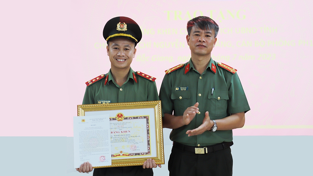 Bắc Giang: Cháu bé suýt đuối nước mừng vui gặp ân nhân là đại uý công an