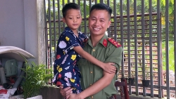 Bắc Giang: Cháu bé suýt đuối nước mừng vui gặp ân nhân là đại uý công an