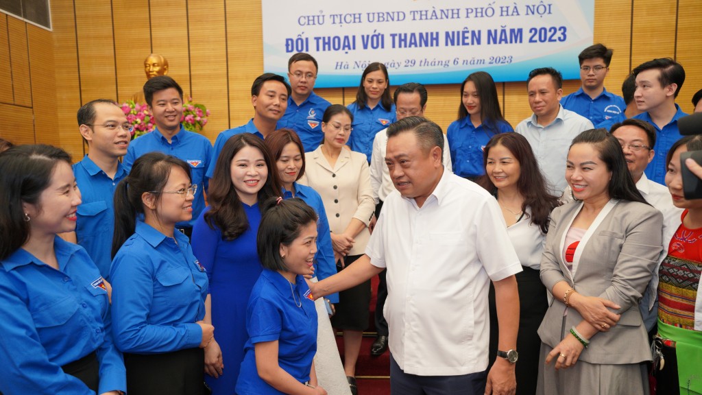 Chủ tịch UBND thành phố Trần Sỹ Thanh trò chuyện với đoàn viên, thanh niên