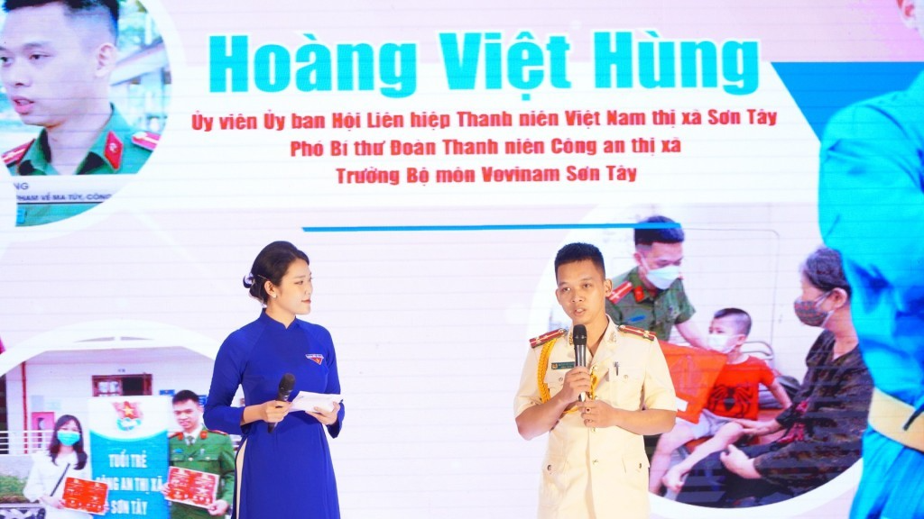 Thượng úy Hoàng Việt Hùng giao lưu cùng bạn trẻ