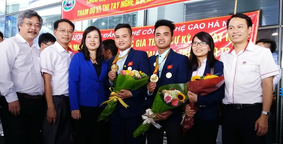 Nguyễn Văn Thiết trong niềm vui giành huy chương Vàng tại kì thi tay nghề ASEAN lần thứ XI