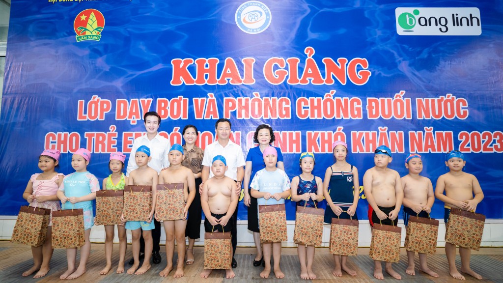 130 trẻ em có hoàn cảnh khó khăn được dạy bơi miễn phí