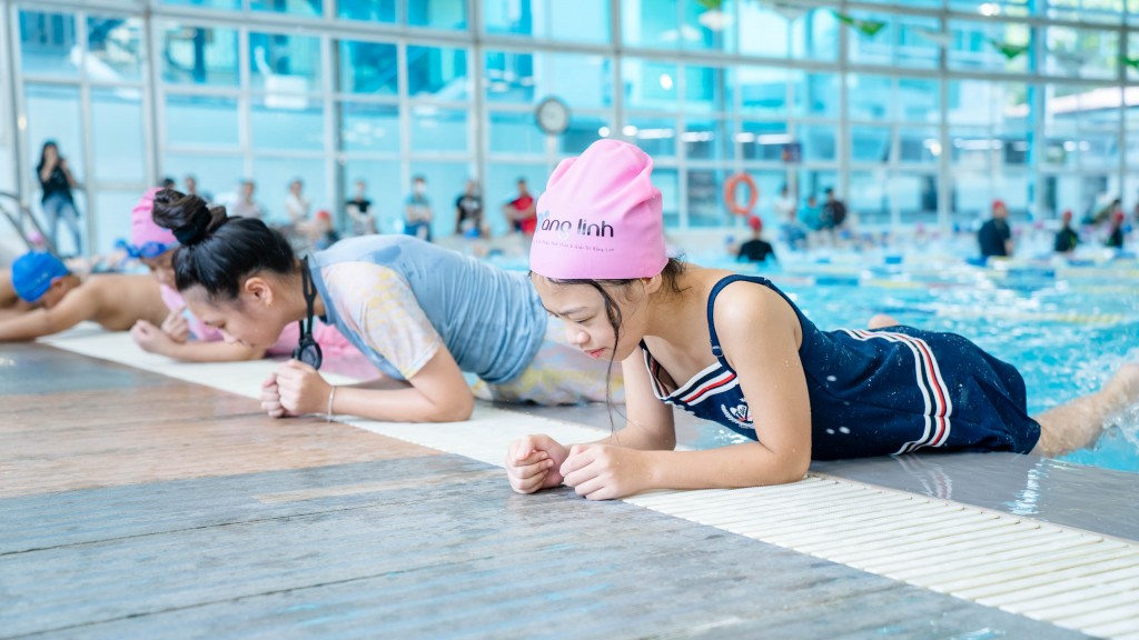 137 trẻ em có hoàn cảnh khó khăn được dạy bơi miễn phí