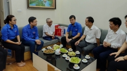 Lãnh đạo Trung ương Đoàn, Thành đoàn Hà Nội thăm, tặng quà chiến sỹ Đinh Văn Dương