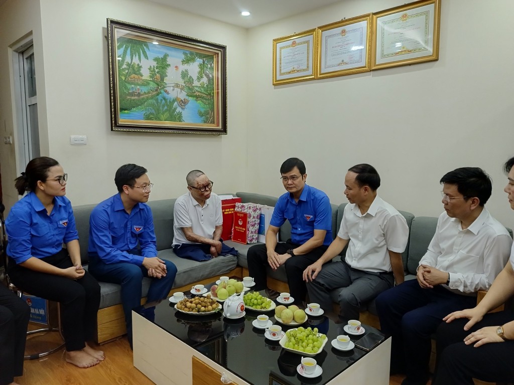 Đoàn công tác do đồng Chí Bí thư thứ nhất Trung ương Đoàn Bùi Quang Huy dẫn đầu đã đến thăm, tặng quà chiến sỹ Đinh văn Dương