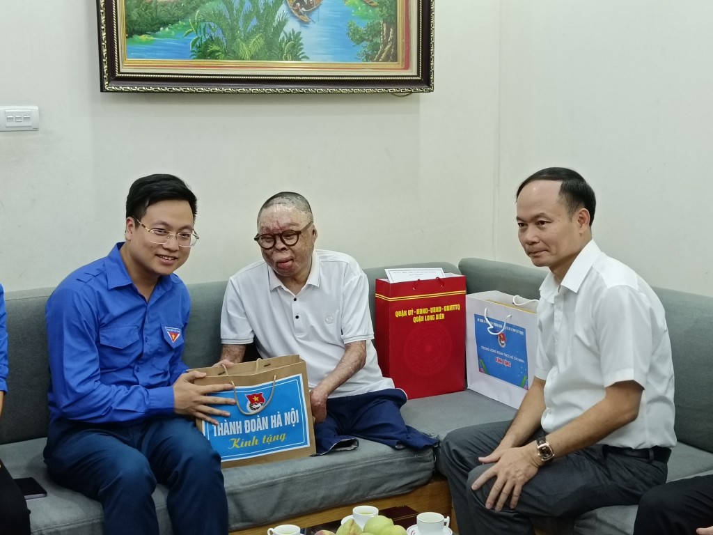 Đồng chí Phó Bí thư Thành đoàn Hà Nội Trần Quang Hưng tặng quà cho anh Đinh Văn Dương