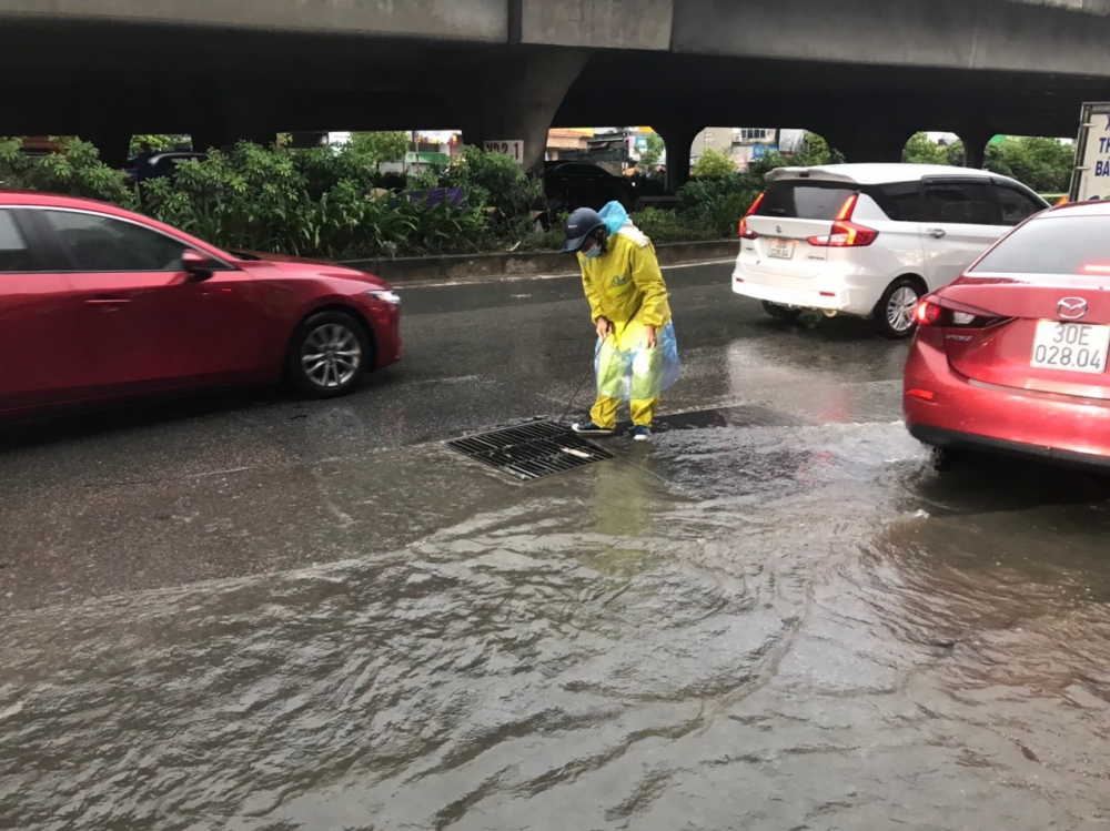 Hà Nội mưa lớn, công nhân gồng mình xử lý điểm ngập