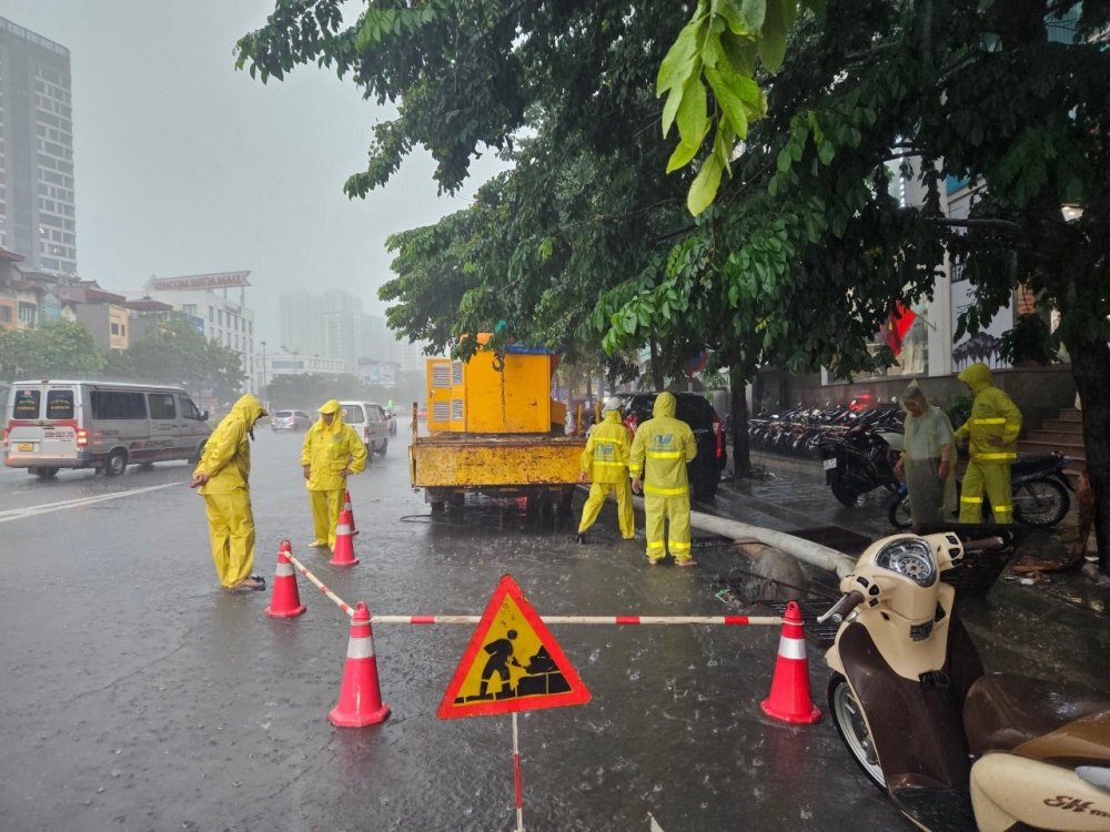 Hà Nội mưa lớn, công nhân gồng mình xử lý điểm ngập
