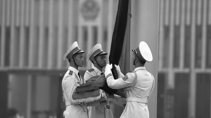Dải băng tang được buộc vào Quốc kỳ. (Ảnh: TTXVN)