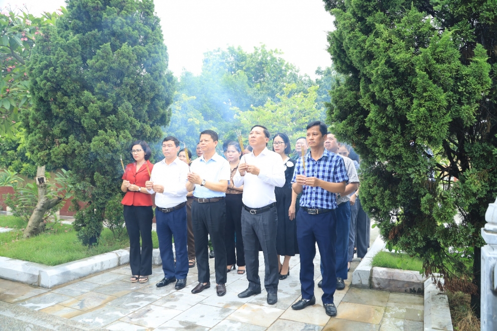 Các đồng chí Lãnh đạo Huyện và xã Hoàng Kim dâng hương tưởng nhớ các anh hùng liệt sỹ.
